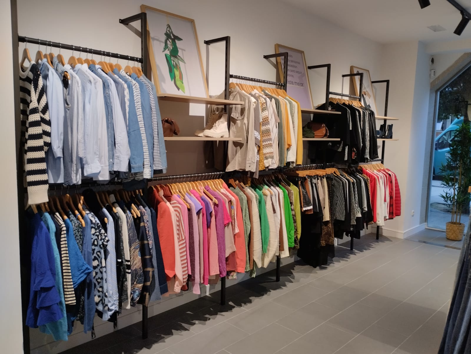 Exposición ropa en tienda Moda re- Vilagarcía de Arousa, Pontevedra