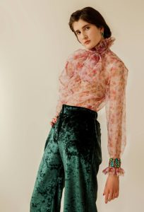 outfit de mujer con pantalones de terciopelo verde
