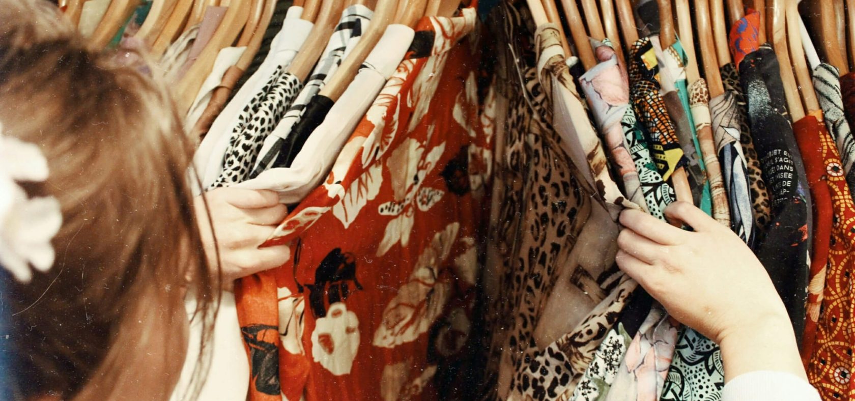 perchas con camisas vintage