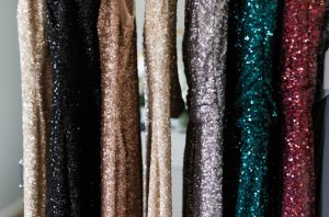 vestidos de brillos en una tienda