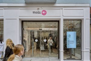 Exterior de tienda de moda de segunda mano Moda re-