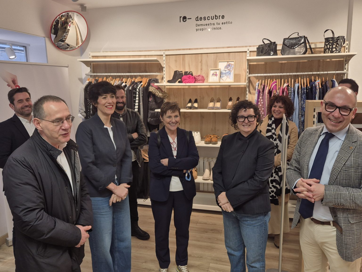 Elma Saiz, Ministra de Inclusión, y su equipo de visita en la tienda Moda re- Zamora
