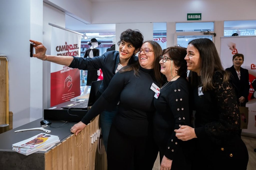 Elma Saiz, Ministra de Inclusión, con el equipo de tienda Moda re- Zamora