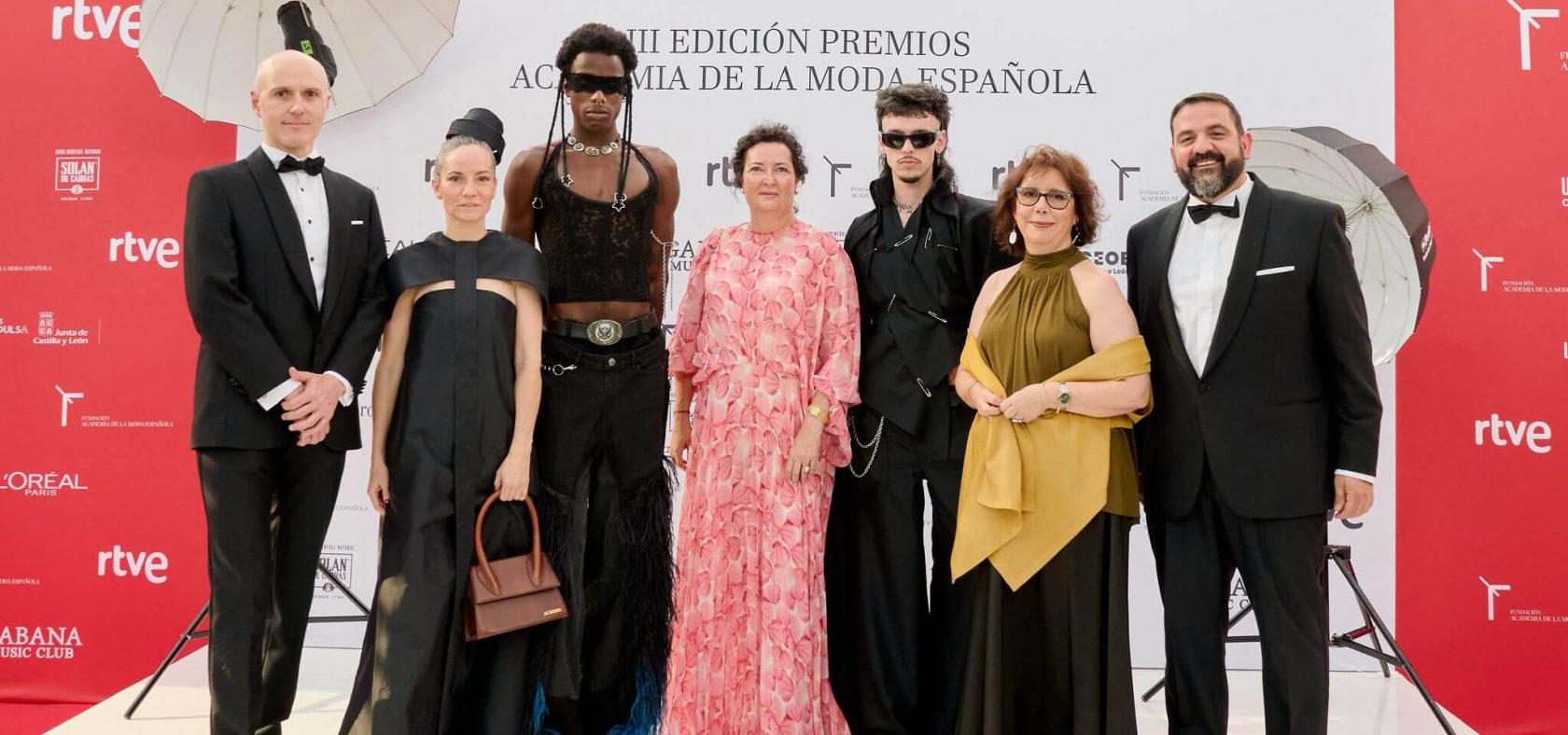 Así se crea un look de alfombra roja a partir de prendas de segunda mano