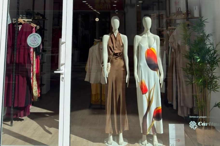 Escaparate de Moda re- Ferrol Calle Real, ropa de segunda mano en Ferrol