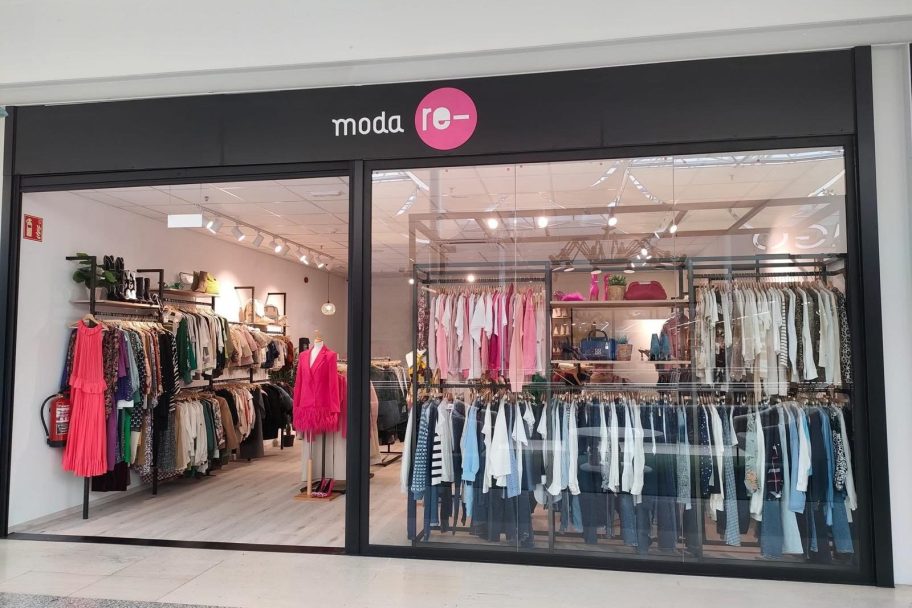 Escaparate de Moda re- Narón C.C. Odeón, ropa de segunda mano en Narón