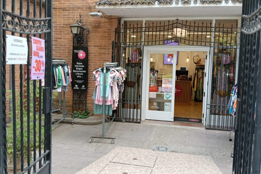 Escaparate de Moda re- Almansa, ropa de segunda mano en Almansa