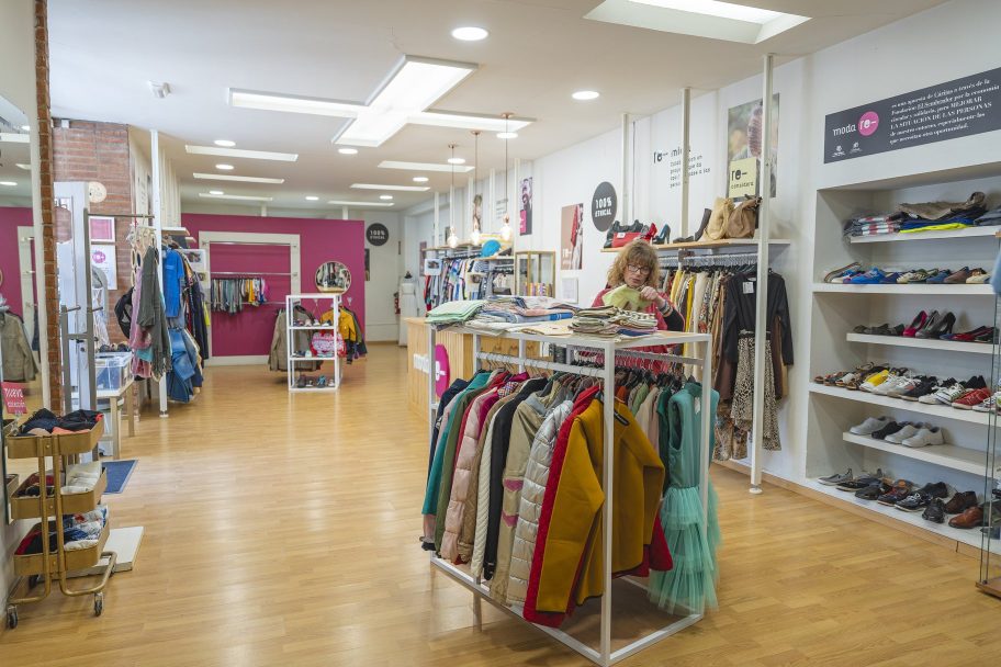 Interior de Moda re- Almansa, ropa de segunda mano en Almansa