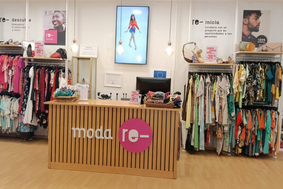 Mostrador de Moda re- Almansa, ropa de segunda mano en Almansa