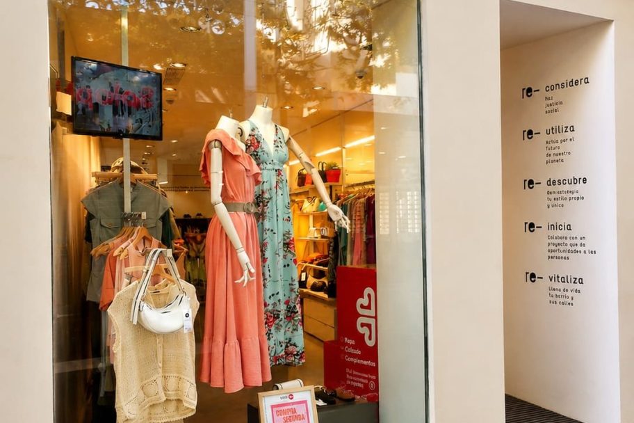 Escaparate de Moda re- Elche Corredora, ropa de segunda mano en Elche