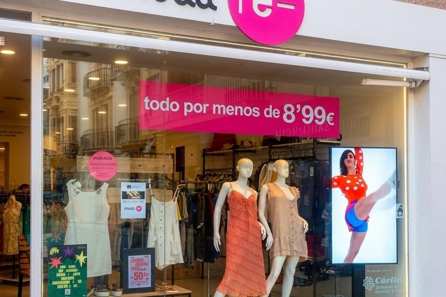 Escaparate de Moda re- Elche Pl. Mercè, ropa de segunda mano en Elche