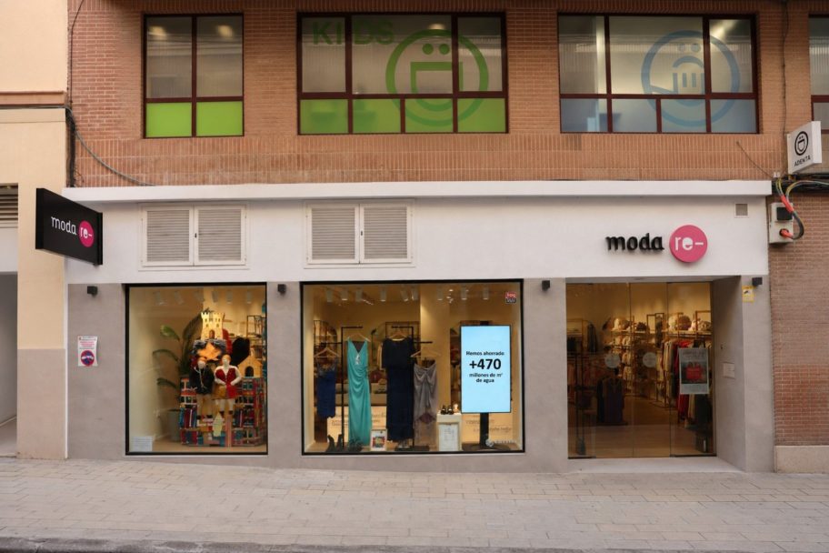 Escaparate de Moda re- Alicante, ropa de segunda mano en Alicante