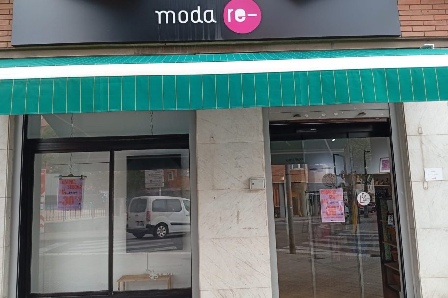 Escaparate de Moda re- Rubí, ropa de segunda mano en Rubí