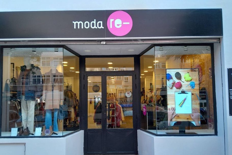 Escaparate de Moda re- Burgos Alberdi, ropa de segunda mano en Burgos