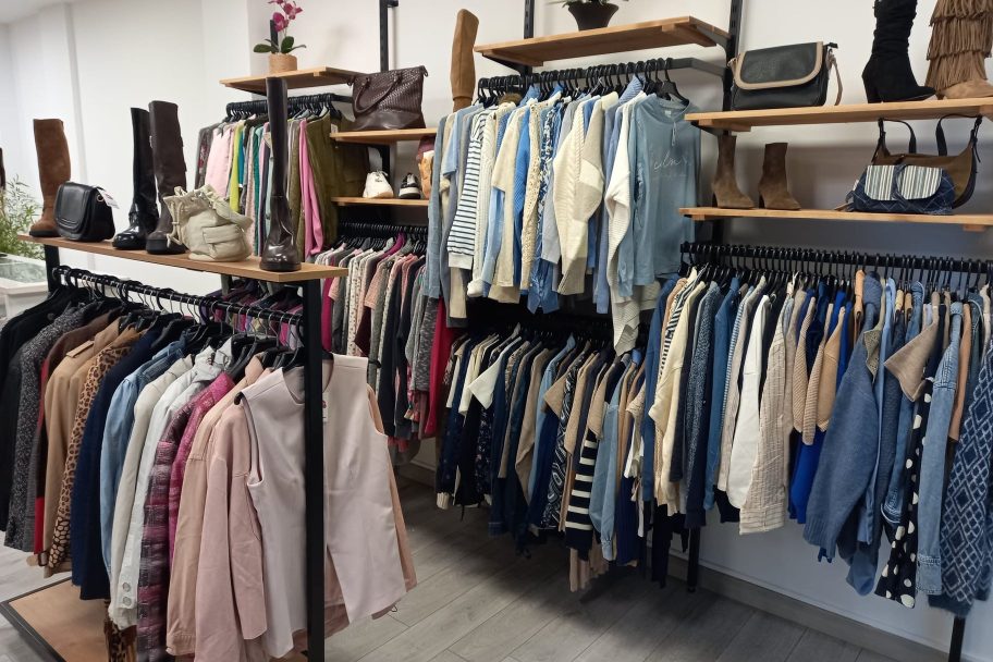 Interior de Moda re- Aranda de Duero, ropa de segunda mano en Aranda del Duero