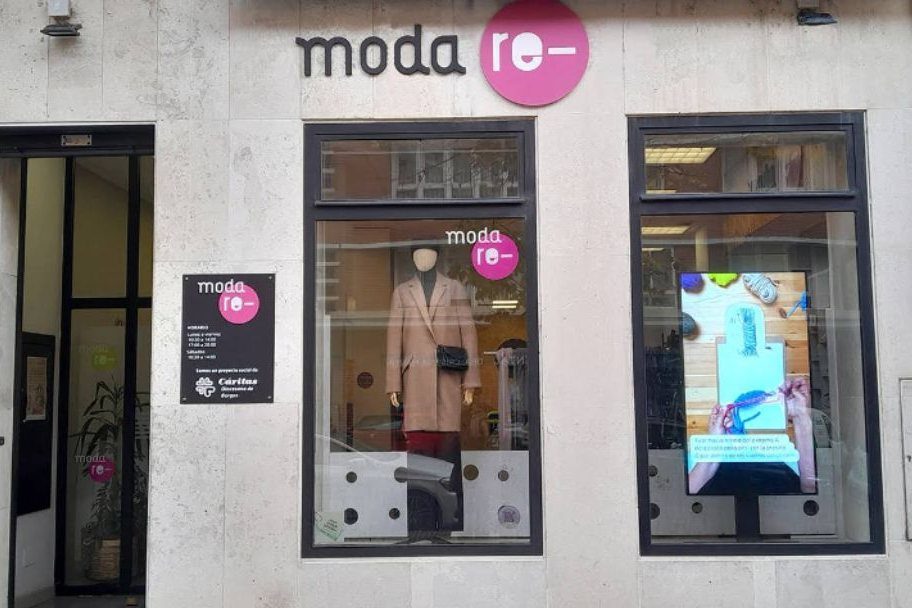 Escaparate de Moda re- Burgos Salamanca, ropa de segunda mano en Burgos