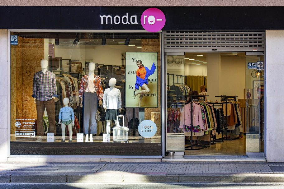 Escaparate de Moda re- Cáceres Gil Cordero, ropa de segunda mano en Cáceres