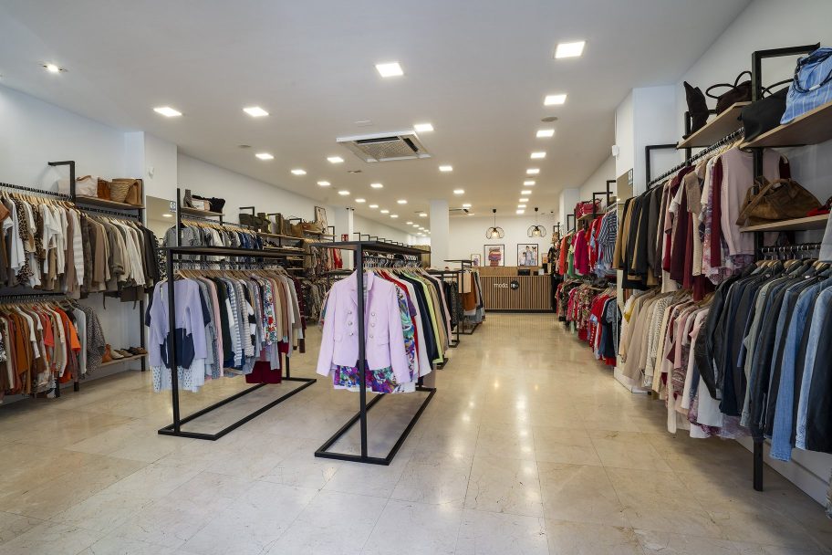 Interior de Moda re- Cáceres Gil Cordero, ropa de segunda mano en Cáceres