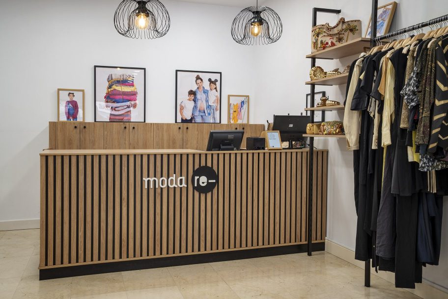 Mostrador de Moda re- Cáceres Gil Cordero, ropa de segunda mano en Cáceres