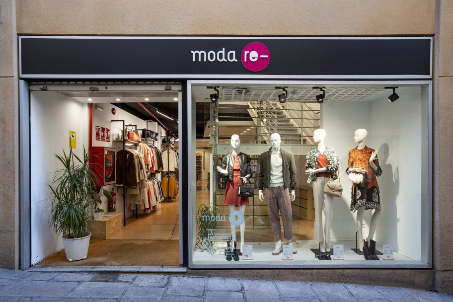 Escaparate de Moda re- Cáceres Pintores, ropa de segunda mano en Cáceres