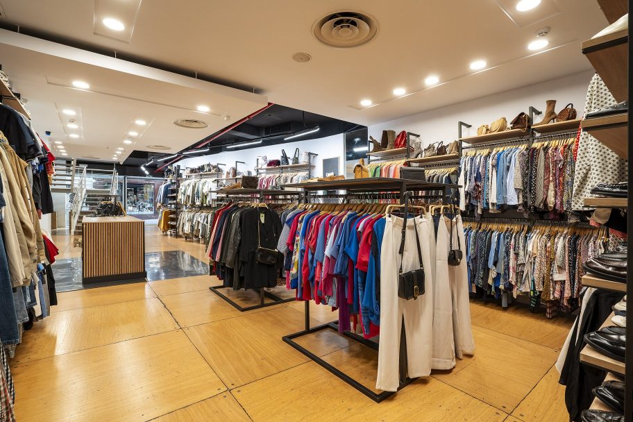 Interior de Moda re- Cáceres Pintores, ropa de segunda mano en Cáceres