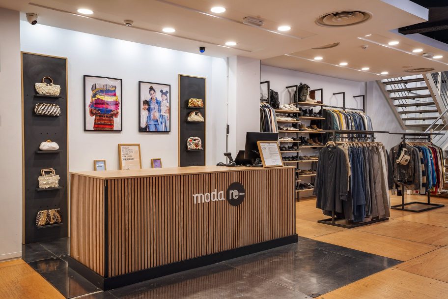 Mostrador de Moda re- Cáceres Pintores, ropa de segunda mano en Cáceres