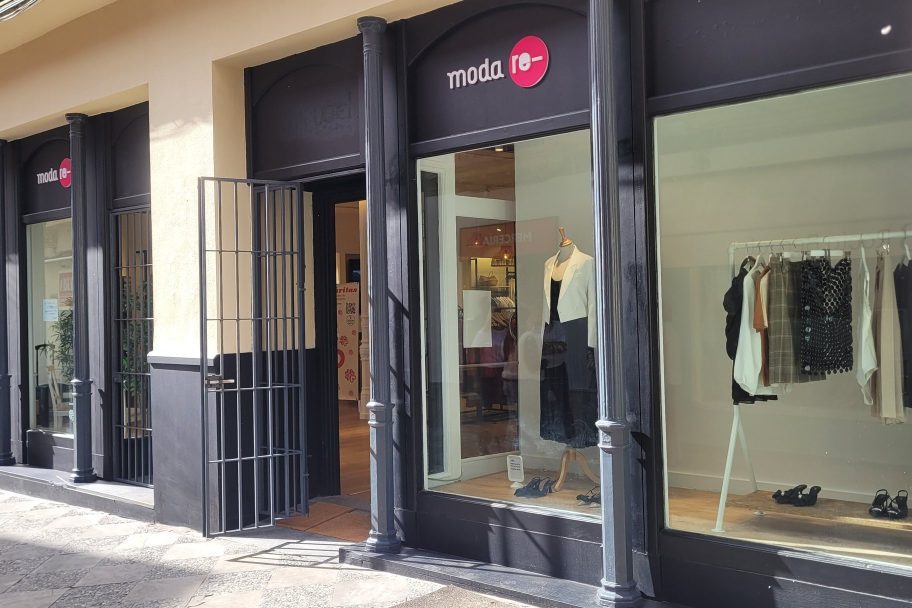 Escaparate de Moda re- Jerez Algarve, ropa de segunda mano en Jerez de la Frontera