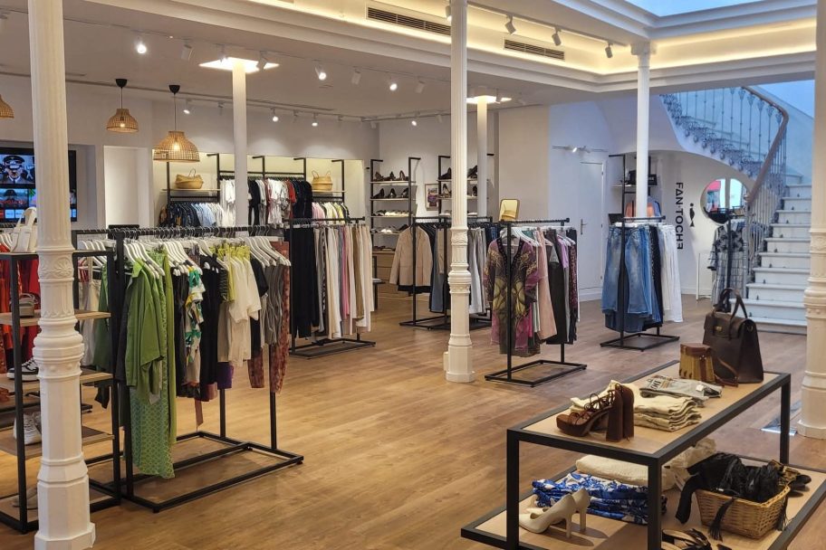 Interior de Moda re- Jerez Algarve, ropa de segunda mano en Jerez de la Frontera