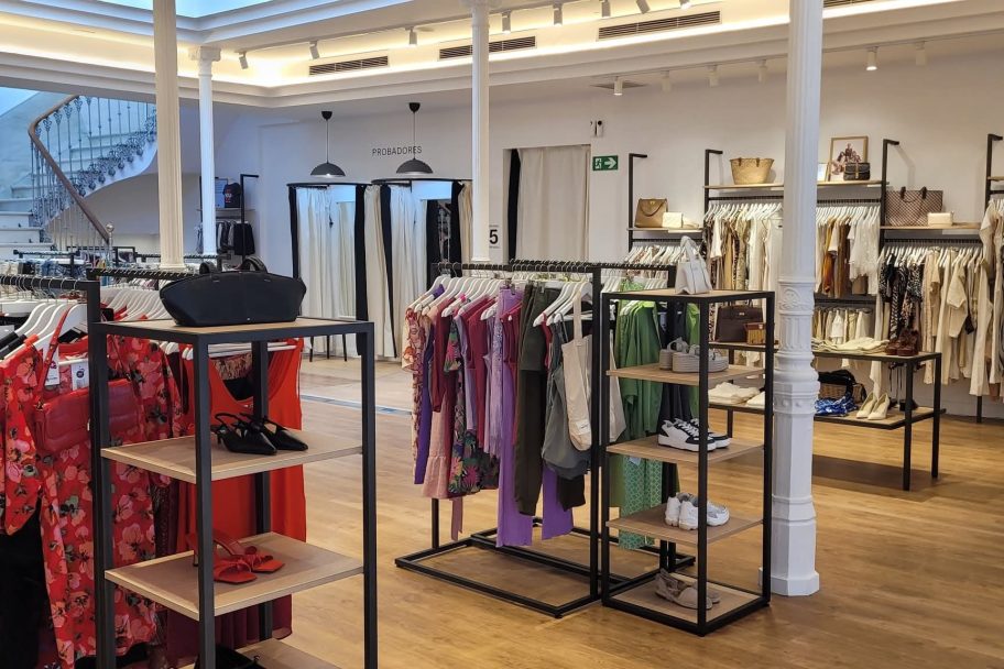 Interior de Moda re- Jerez Algarve, ropa de segunda mano en Jerez de la Frontera (vista 2)