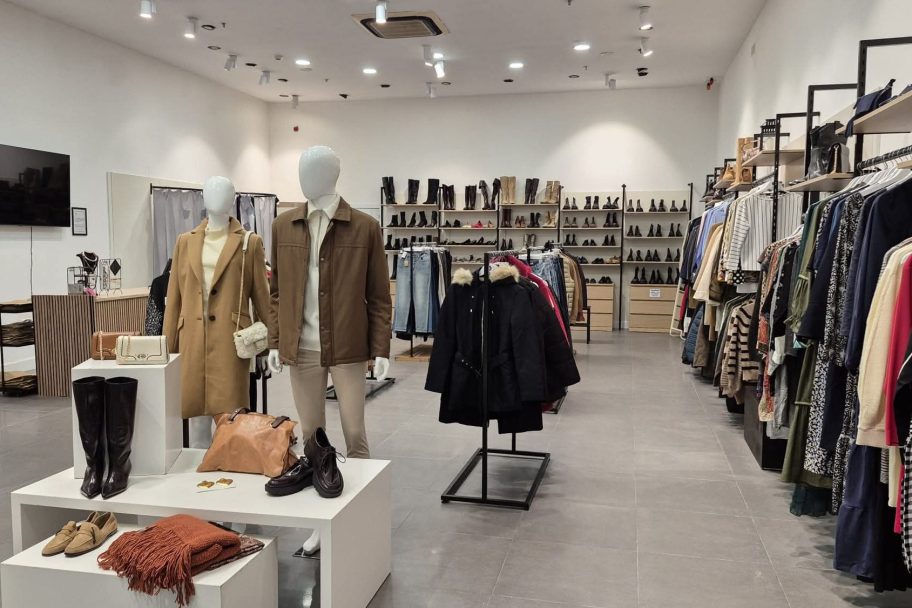 Interior de Moda re- Jerez CC Luz Shopping, ropa de segunda mano en Jerez de la Frontera