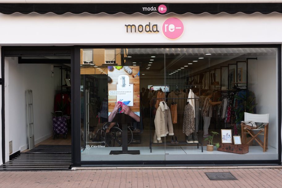 Escaparate de Moda re- La Línea, ropa de segunda mano en La Línea de la Concepción