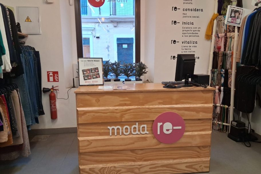 Mostrador de Moda re- Cádiz San Antonio, ropa de segunda mano en Cádiz