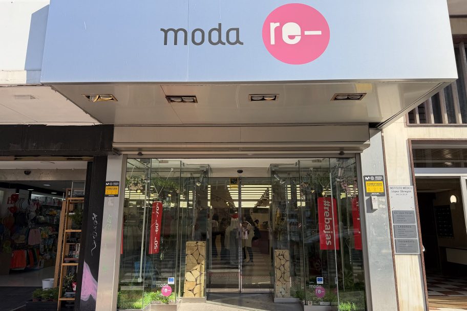 Escaparate de Moda re- Santander, ropa de segunda mano en Santander
