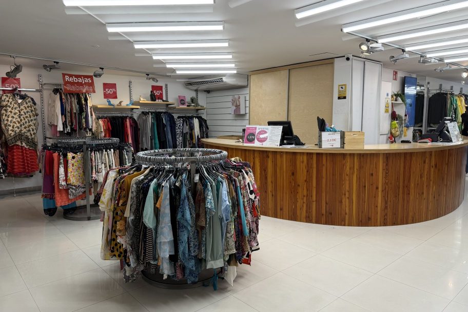 Interior de Moda re- Santander, ropa de segunda mano en Santander