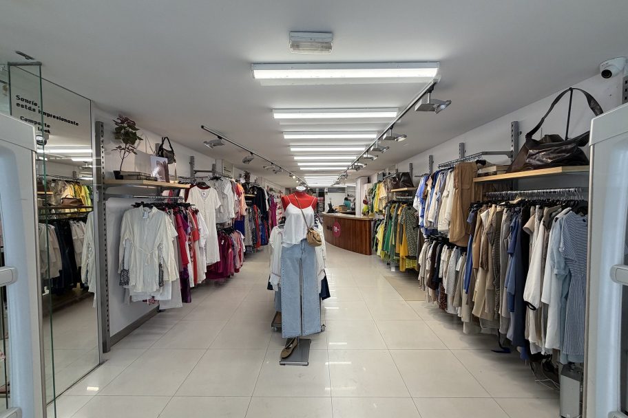 Interior de Moda re- Santander, ropa de segunda mano en Santander (vista 2)
