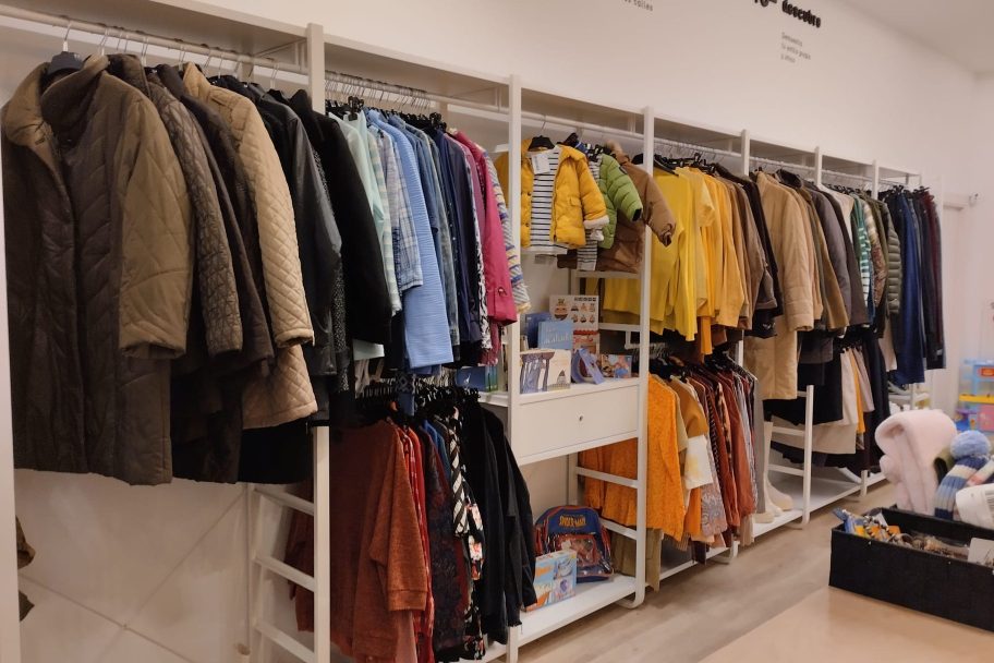 Interior de Moda re- Torrelavega, ropa de segunda mano en Torrelavega