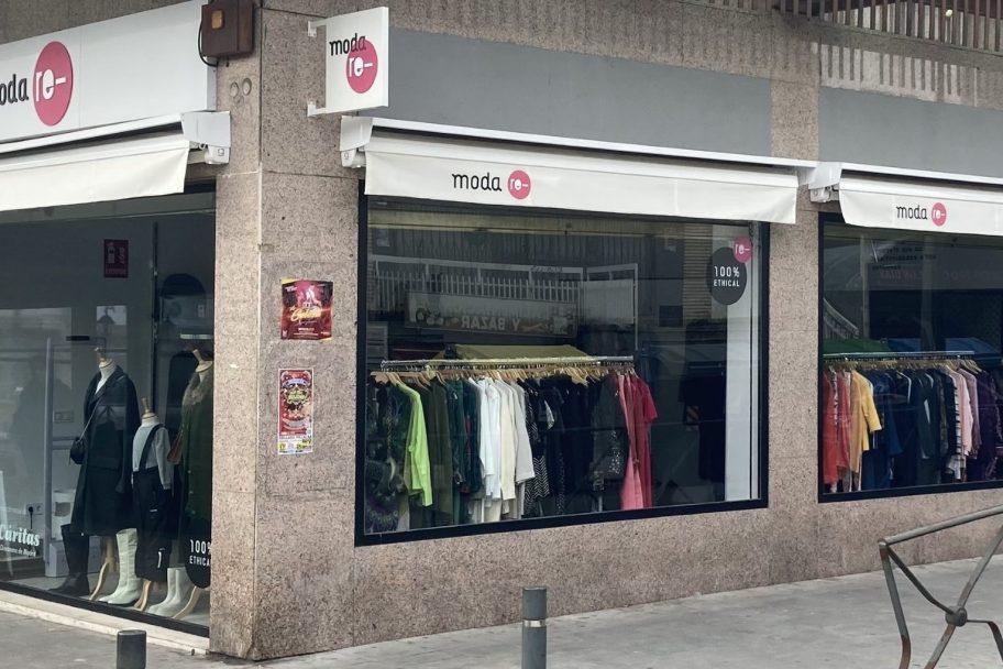 Escaparate de Moda re- Collado Villalba, ropa de segunda mano en Collado Villalba