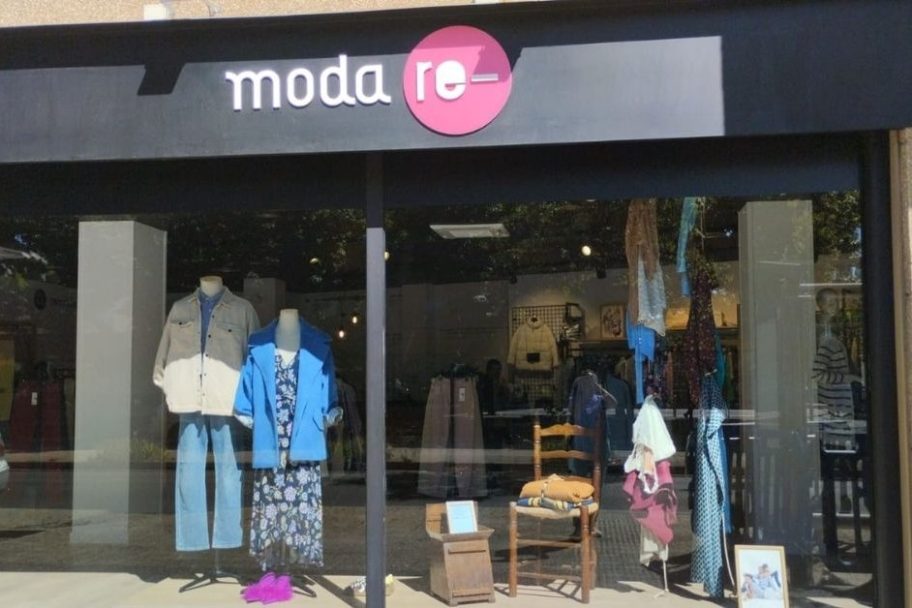 Escaparate de Moda re- Girona Passeig d'Olot, ropa de segunda mano en Girona