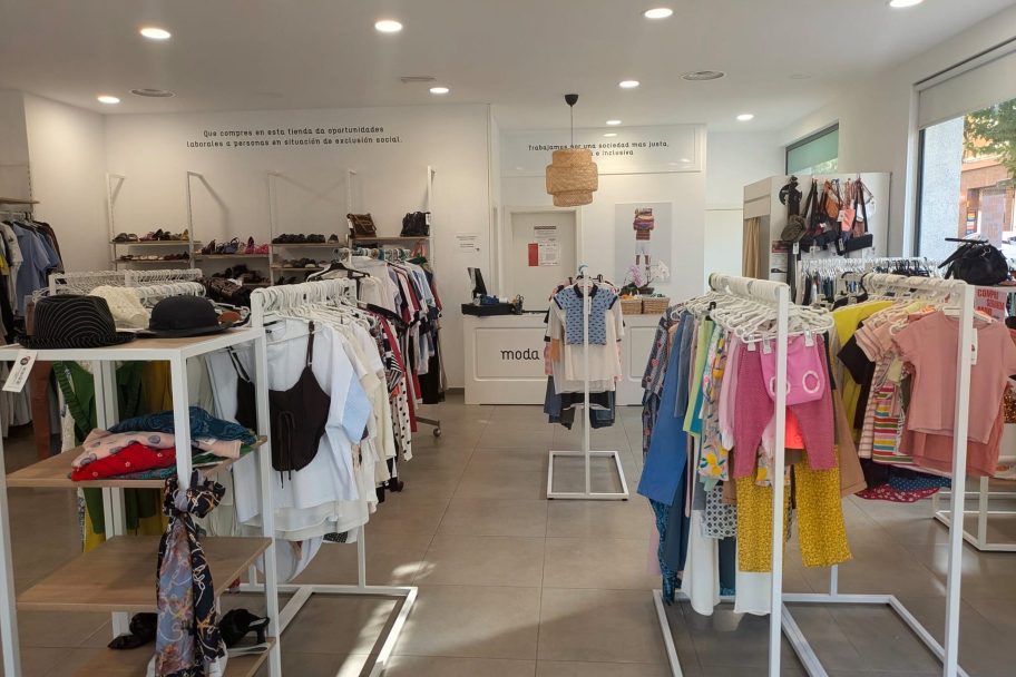 Interior de Moda re- Binéfar, ropa de segunda mano en Binéfar