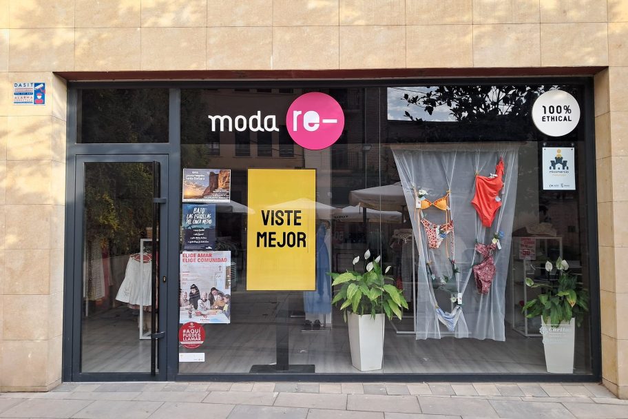 Escaparate de Moda re- Monzón, ropa de segunda mano en Monzón