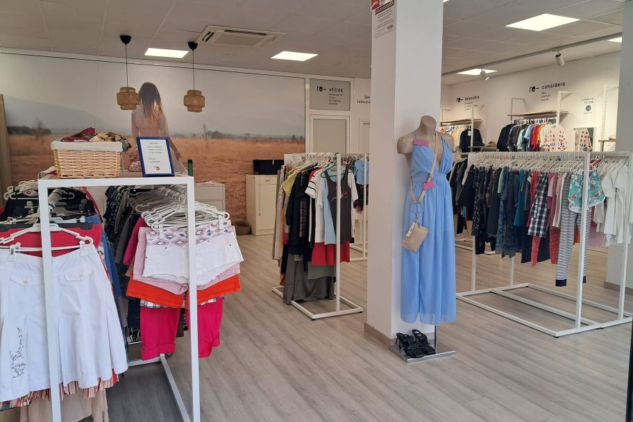 Interior de Moda re- Monzón, ropa de segunda mano en Monzón