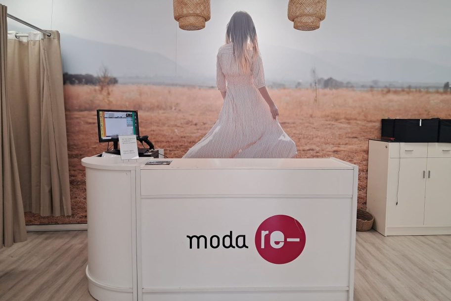 Mostrador de Moda re- Monzón, ropa de segunda mano en Monzón