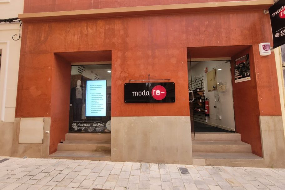 Escaparate de Moda re- Ciutadella de Menorca, ropa de segunda mano en Ciudatella