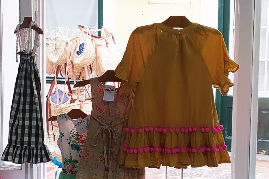 Detalle de ropa en Mestral Botiga Solidària Es Mercadal, ropa de segunda mano en Es Mercadal