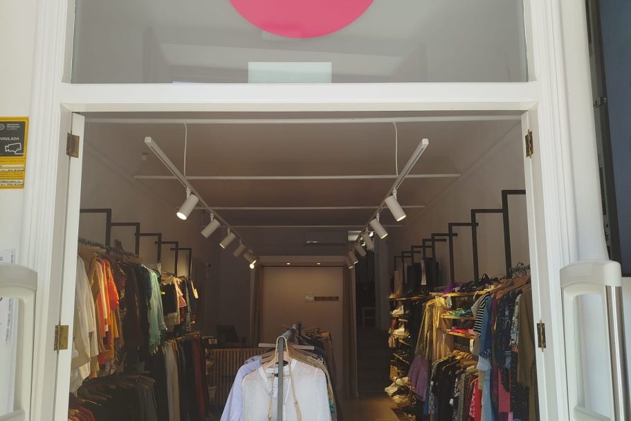 Escaparate de Moda re- Inca, ropa de segunda mano en Inca
