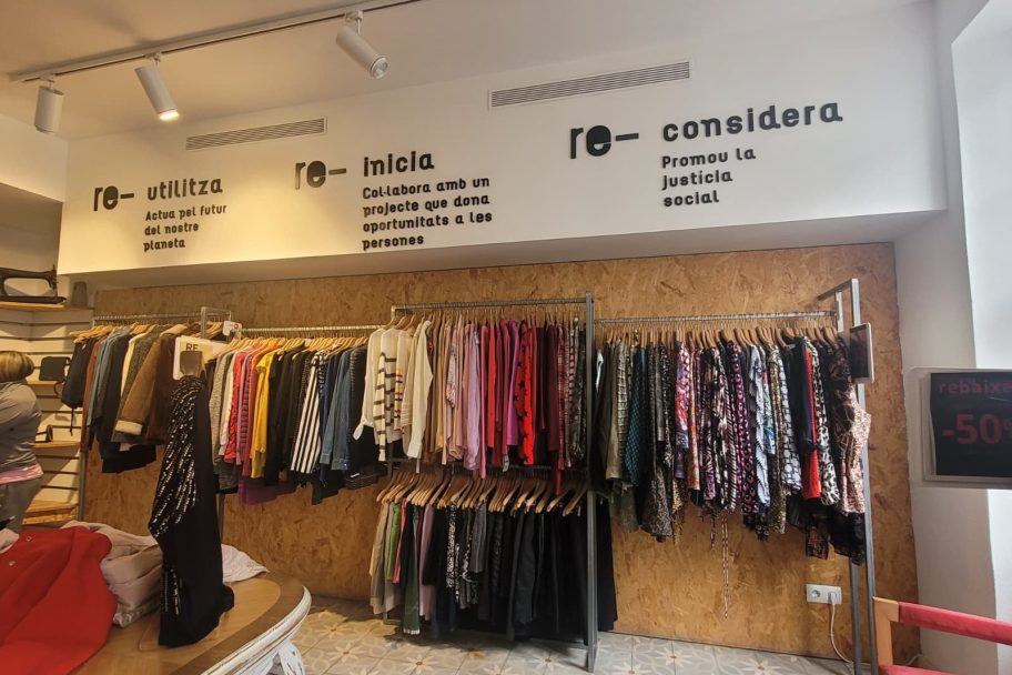 Interior de Mestral Botiga Solidària Mahón, ropa de segunda mano en Mahón