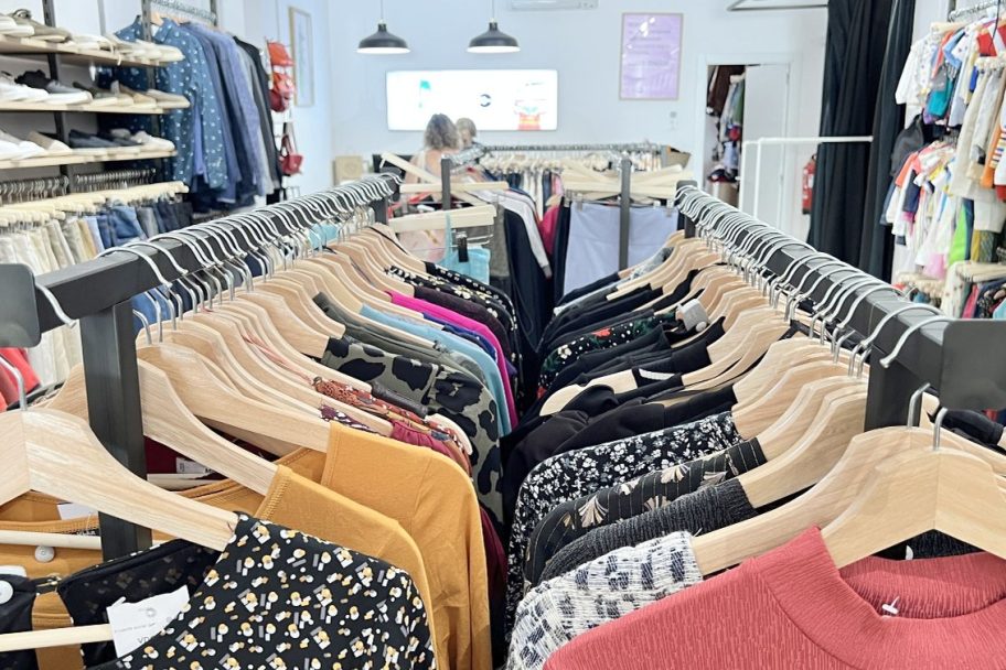 Interior de Moda re- Palma de Mallorca, ropa de segunda mano en Palma