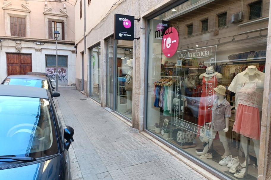 Escaparate de Moda re- Palma de Mallorca Sant Felip, ropa de segunda mano en Palma