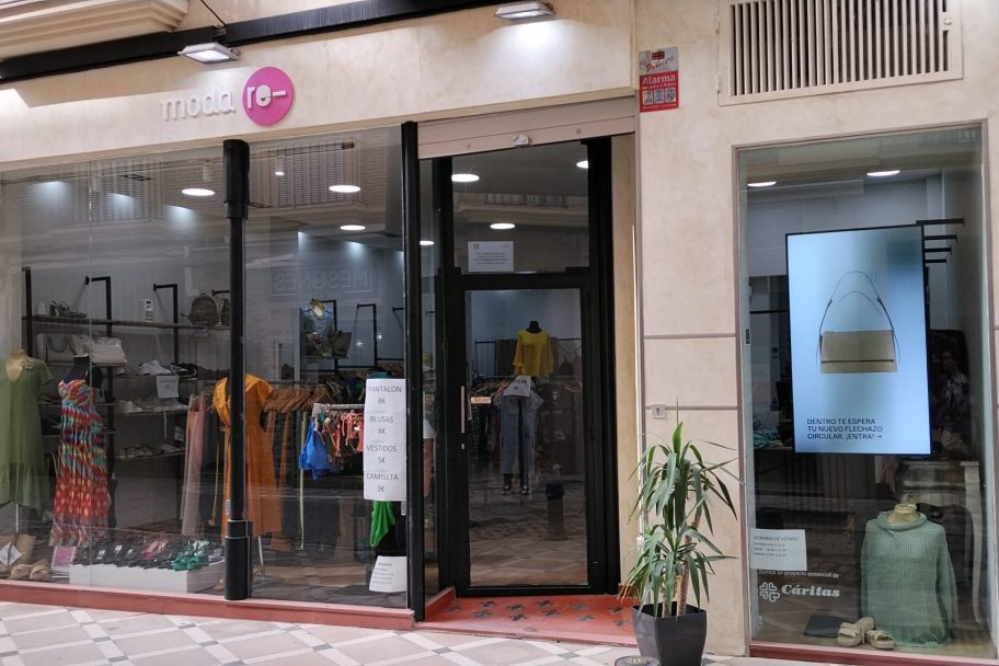 Escaparate de Moda re- Jaén, ropa de segunda mano en Jaén