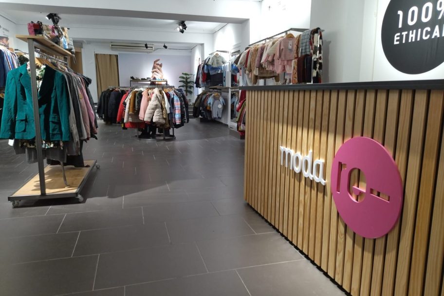 Mostrador de Moda re- Linares, ropa de segunda mano en Linares